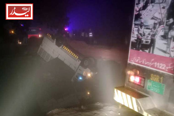 Truck_falls_into_canal_due_to_fog_in_Sargodha_1768645084.jpg